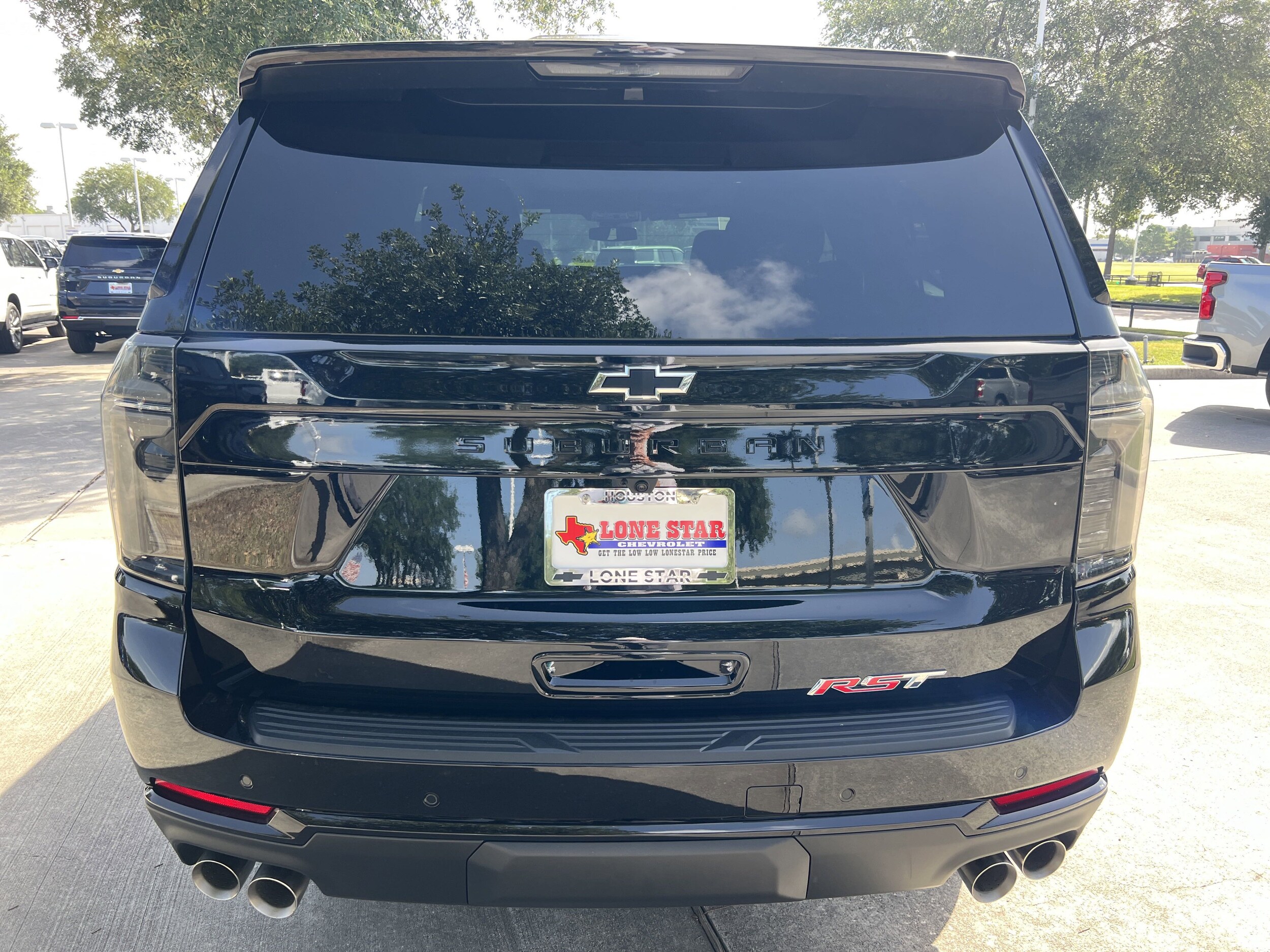 2025 Chevrolet Suburban RST photo 4