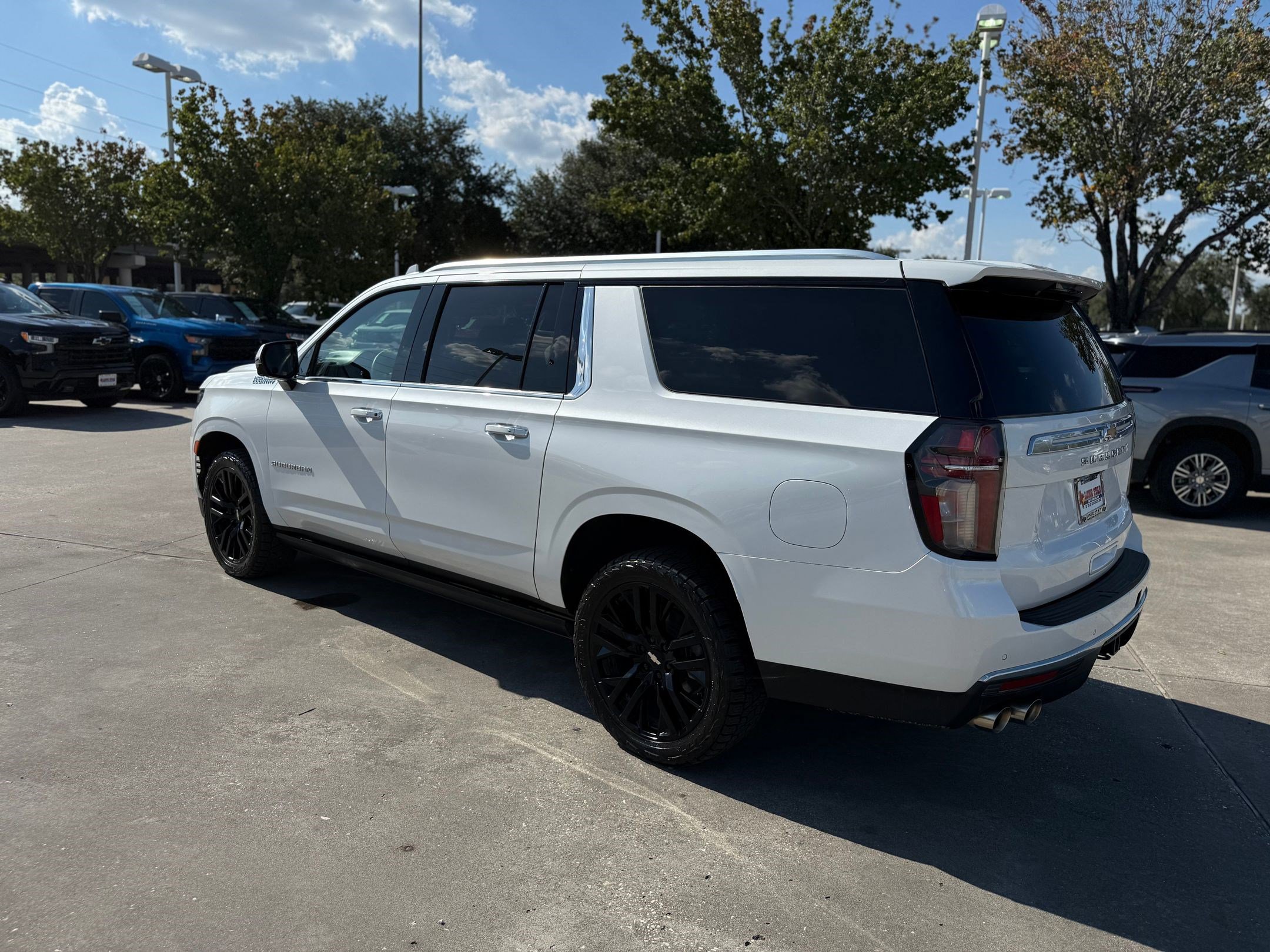 2023 Chevrolet Suburban High Country photo 2