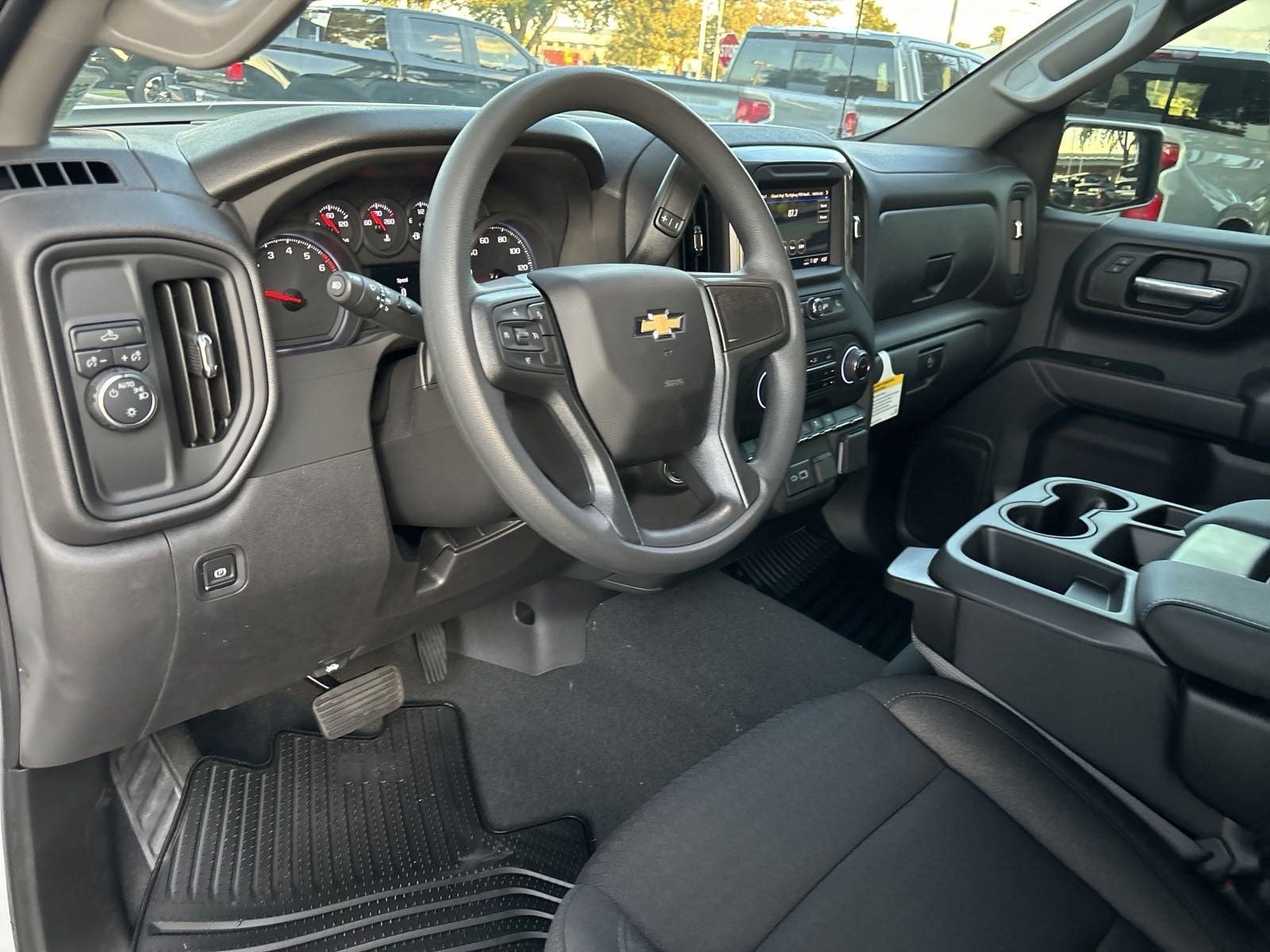 2025 Chevrolet Silverado 1500 Custom photo 3