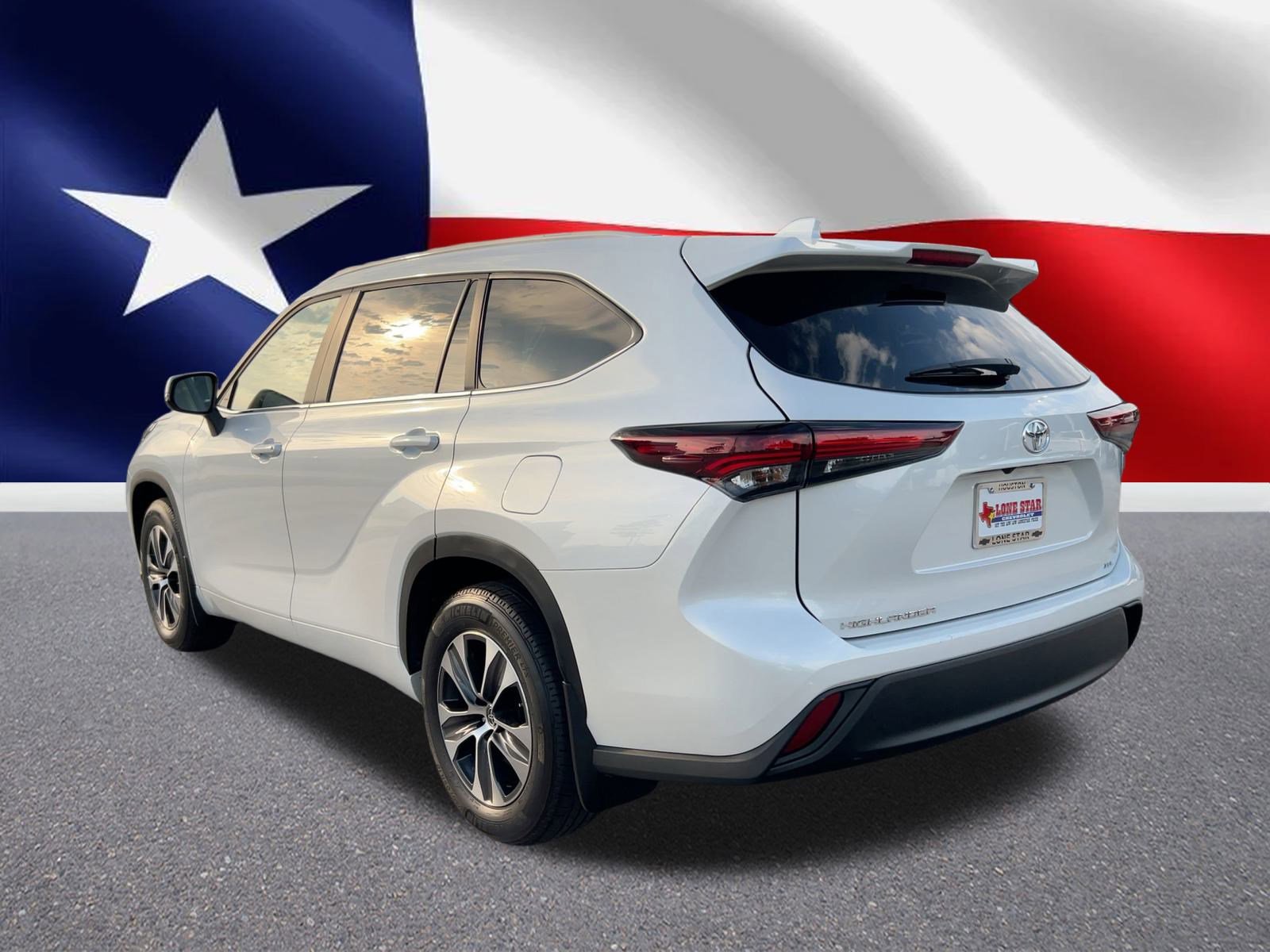 2025 Toyota Highlander LE photo 3