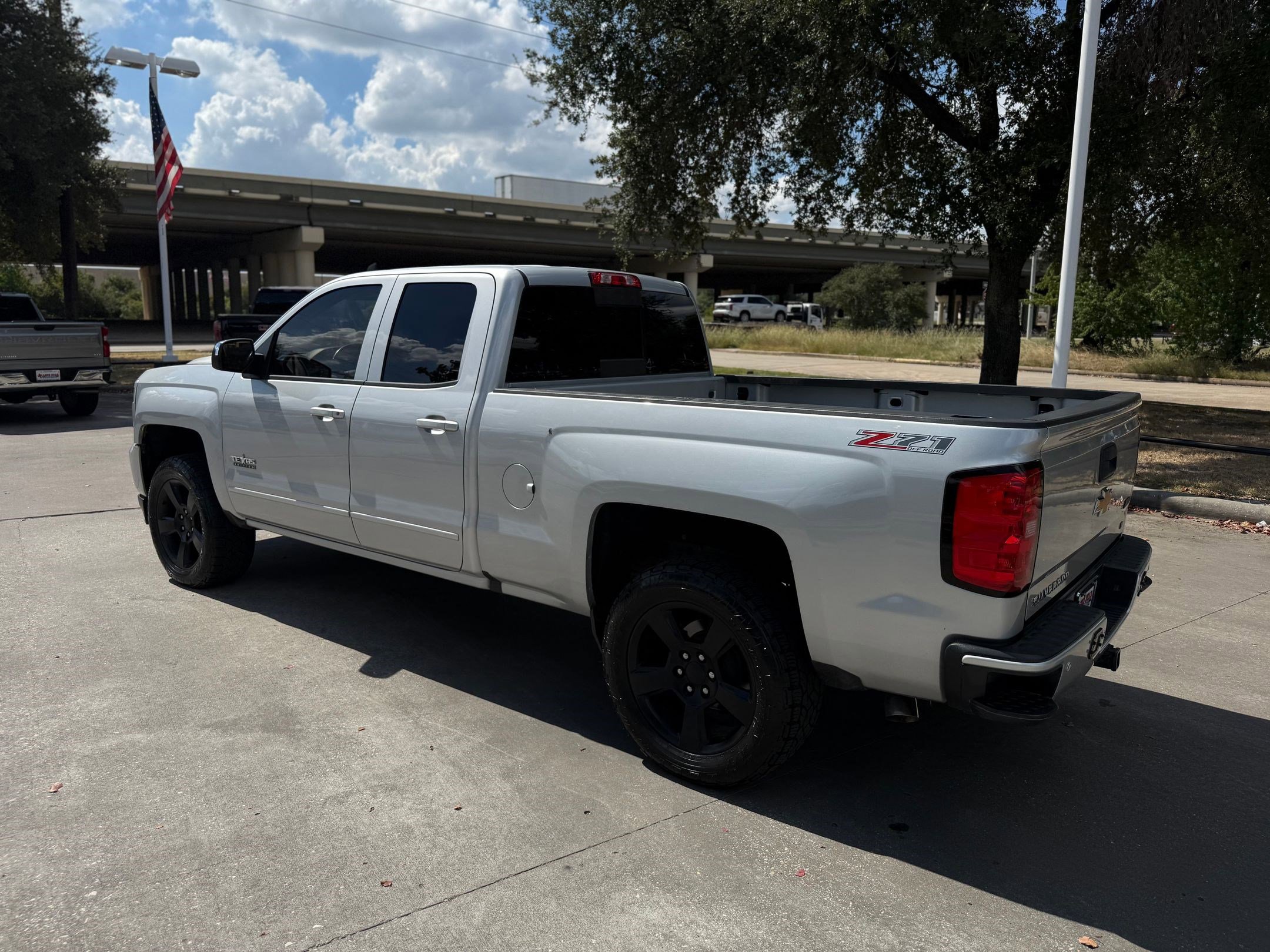 2017 Chevrolet Silverado 1500 LT photo 2
