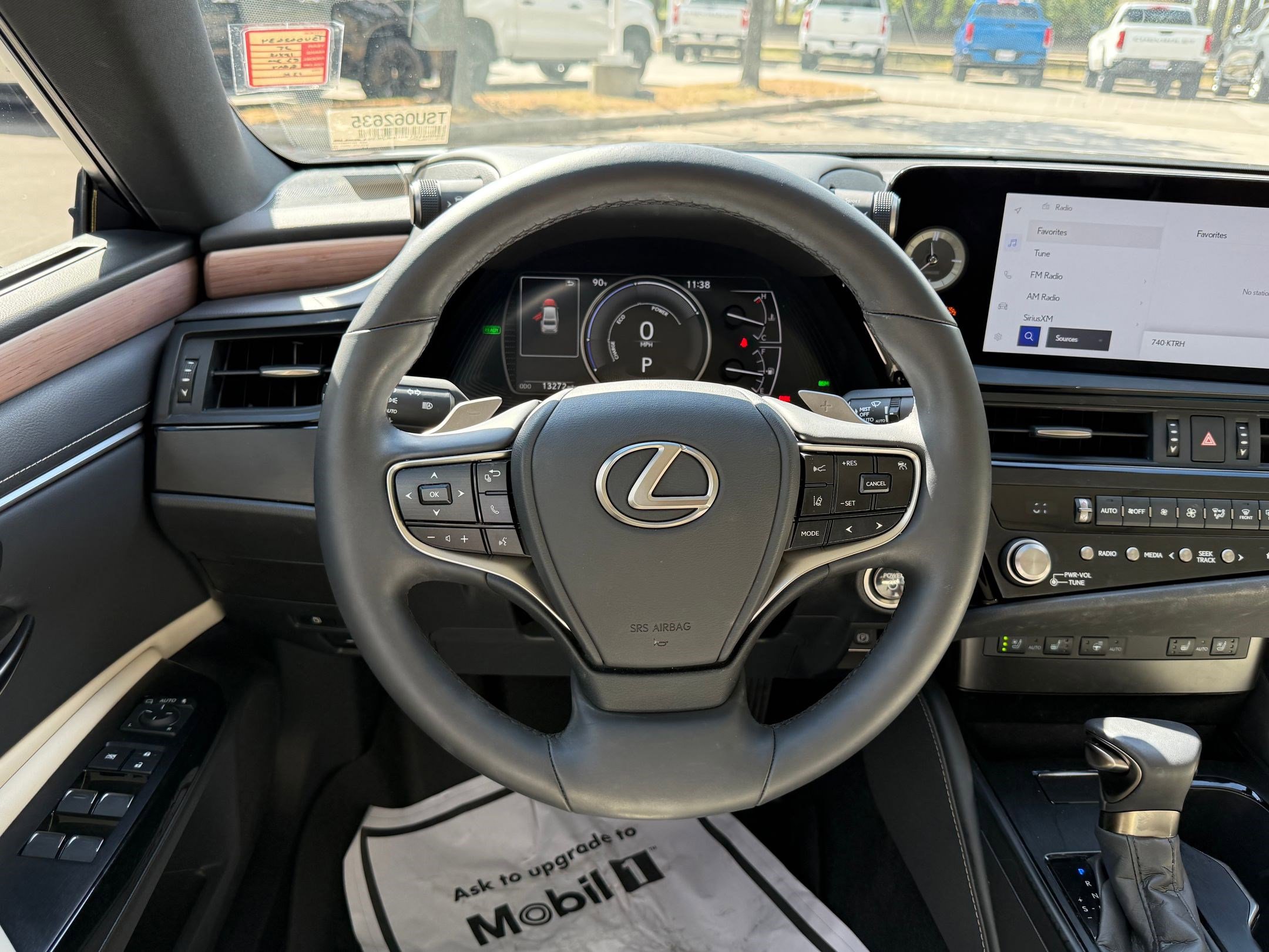 2025 Lexus ES 300h photo 4