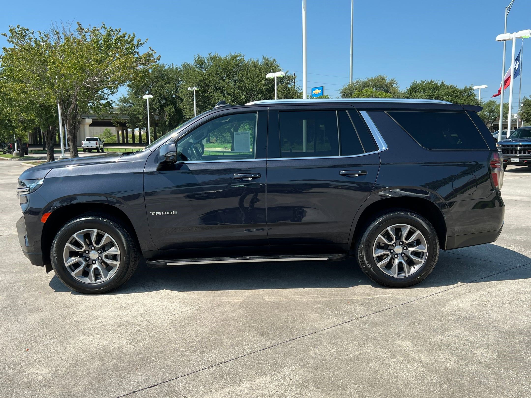 2022 Chevrolet Tahoe LT photo 2
