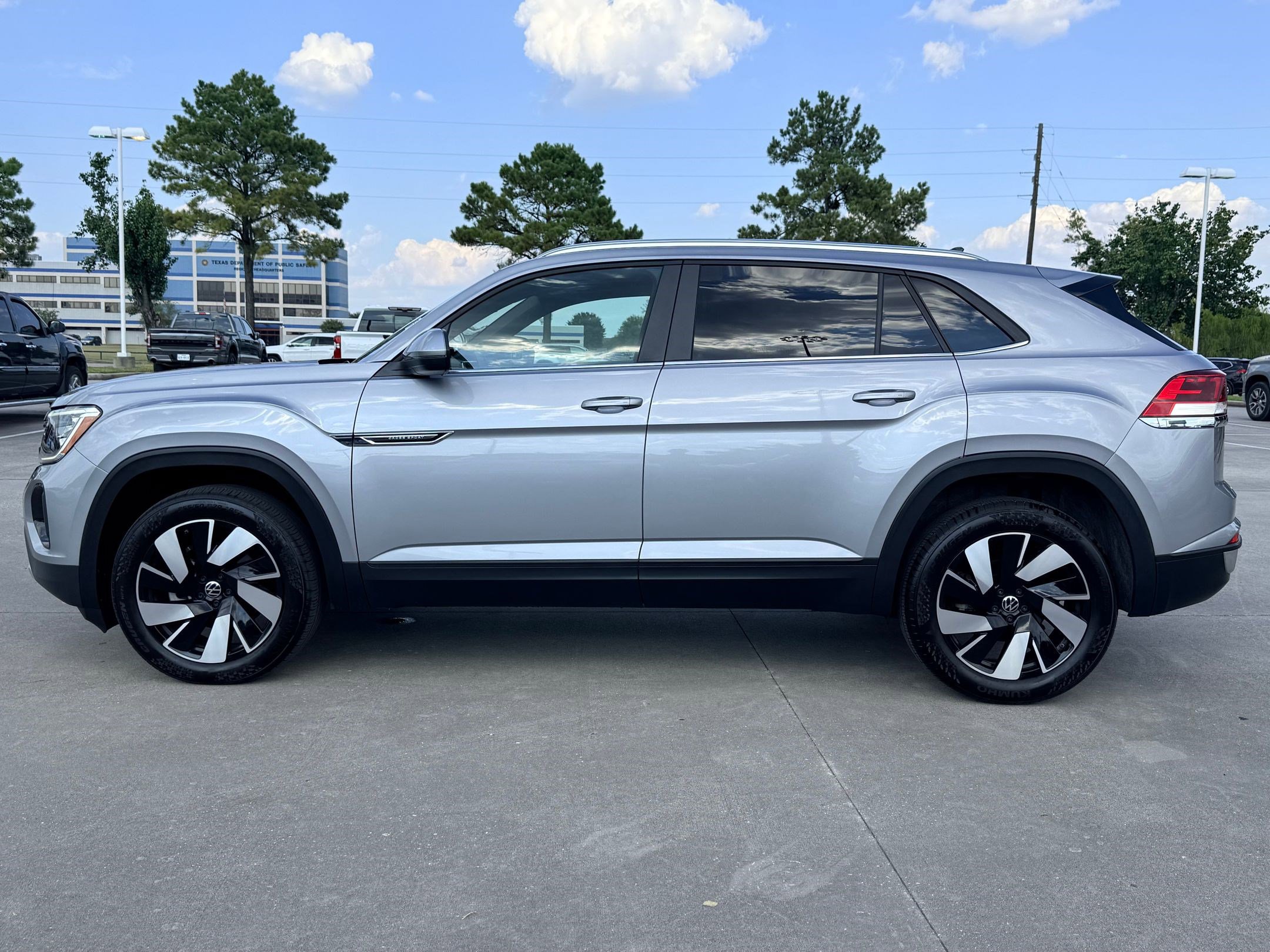 2024 Volkswagen Atlas Cross Sport SE Technology photo 2