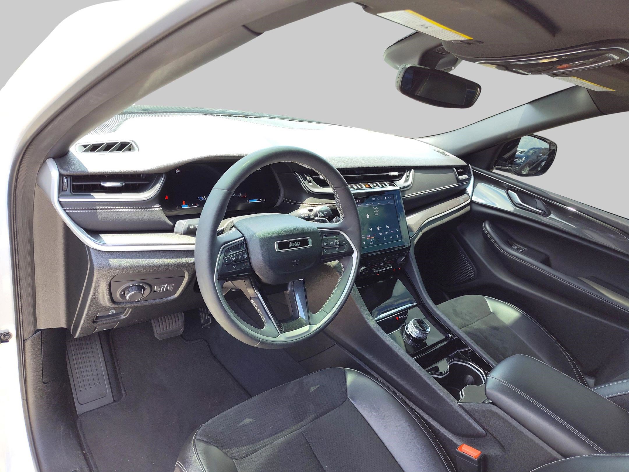 2023 Jeep Grand Cherokee Altitude photo 4