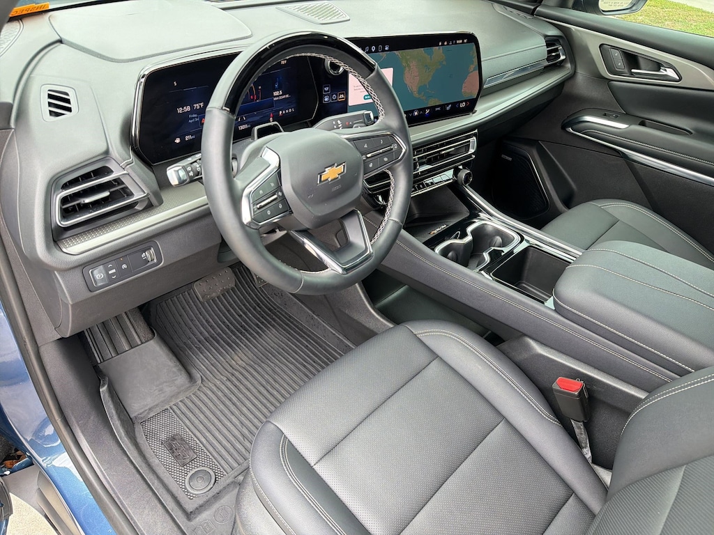 Used 2025 Chevrolet Traverse LT SUV