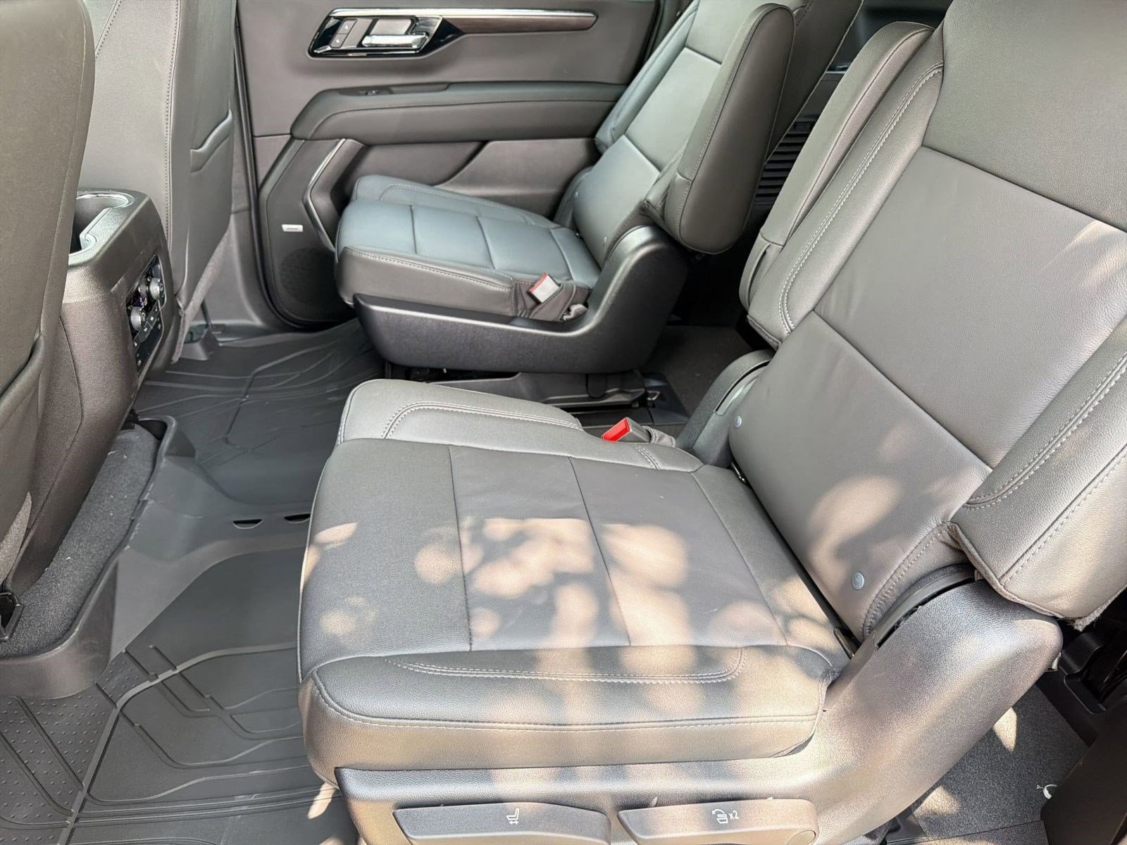 2026 Chevrolet Suburban LT - Photo 27