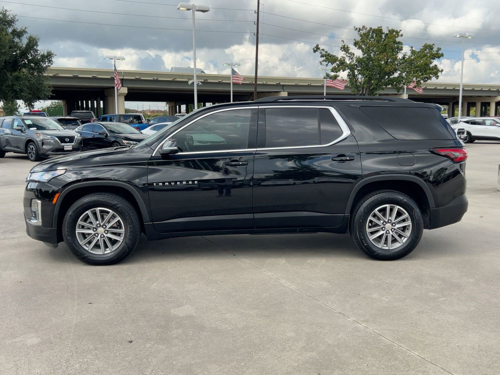 2022 Chevrolet Traverse Cloth photo 2