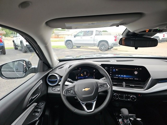 2025 Chevrolet Trax LT photo 2