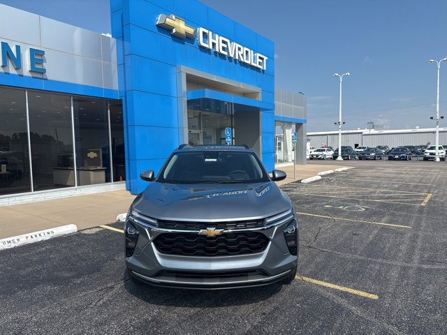 2025 Chevrolet Trax LT photo 2