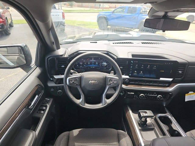2025 Chevrolet Silverado 1500 LT Trail Boss photo 2