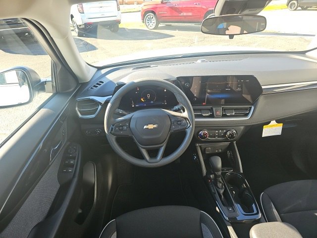 2025 Chevrolet Trailblazer LS photo 2