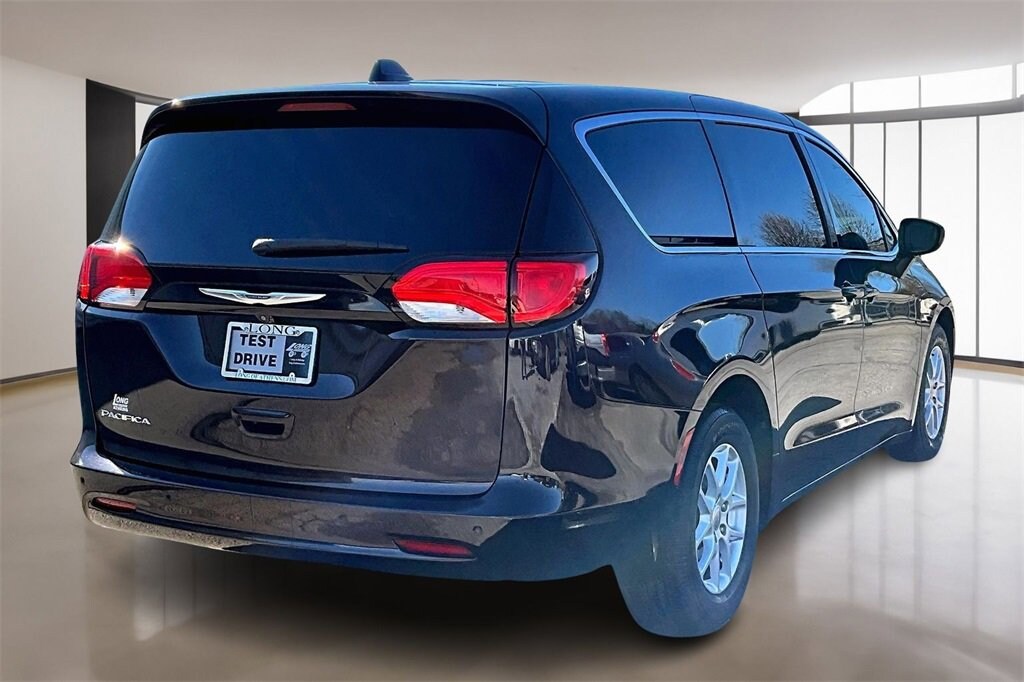 Used 2017 Chrysler Pacifica Touring Minivan