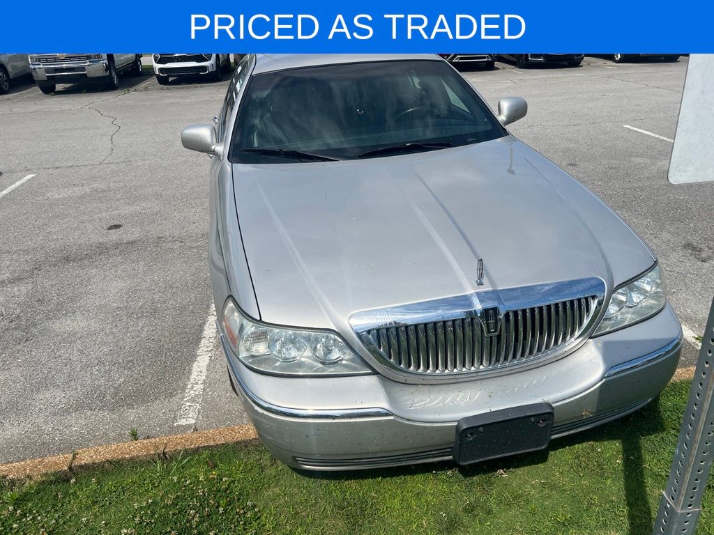 Used 2004 Lincoln Town Car Signature with VIN 1LNHM81WX4Y610015 for sale in Chattanooga, TN