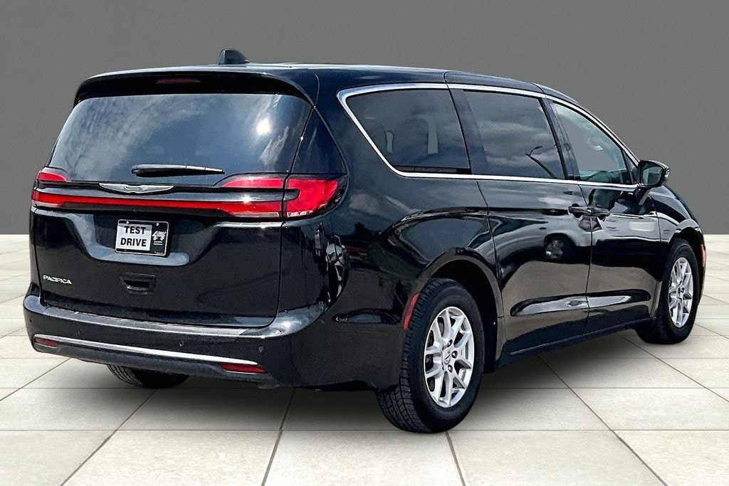 Used 2023 Chrysler Pacifica Touring L Minivan/Van