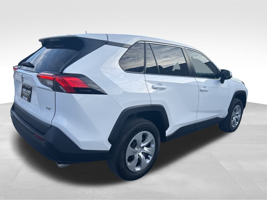2022 Toyota RAV4 LE photo 4