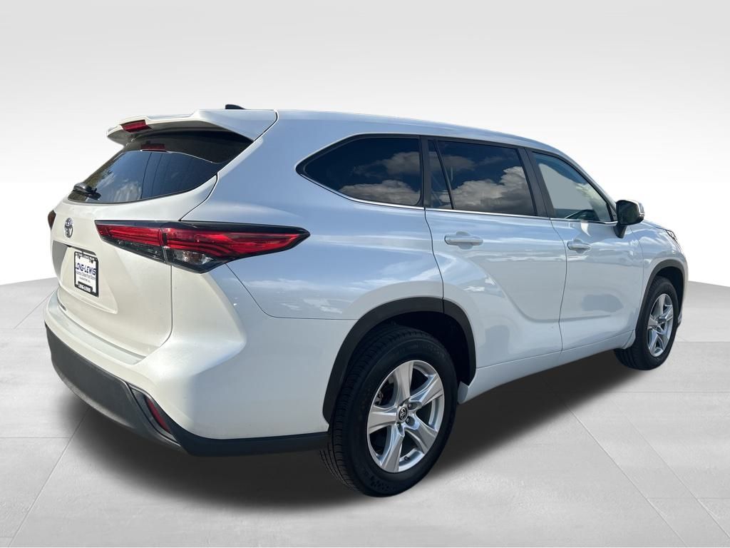 2023 Toyota Highlander L photo 4