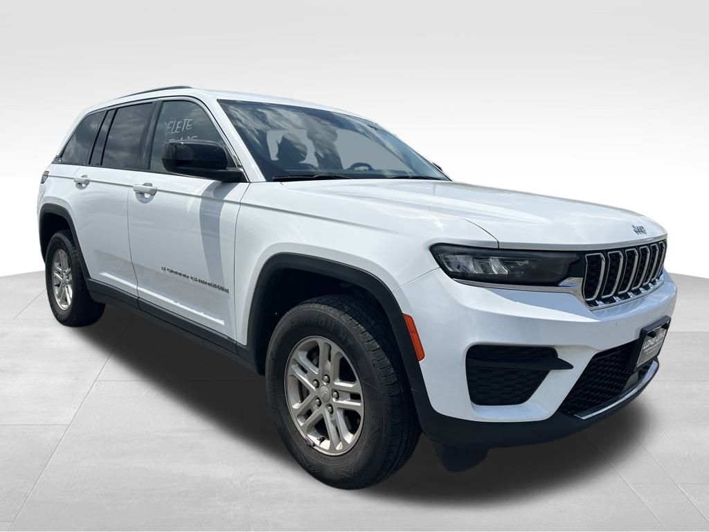 2023 Jeep Grand Cherokee Laredo photo 3