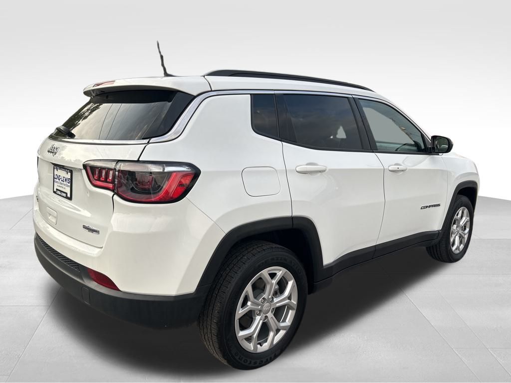 2024 Jeep Compass Latitude photo 4