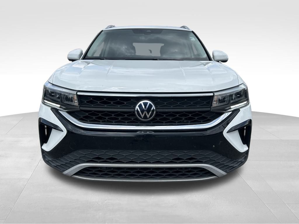 2023 Volkswagen Taos SE photo 2