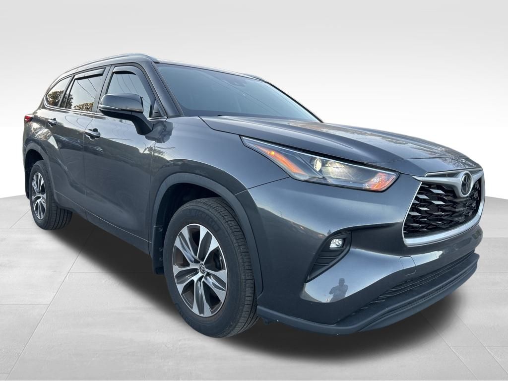 2023 Toyota Highlander L photo 3