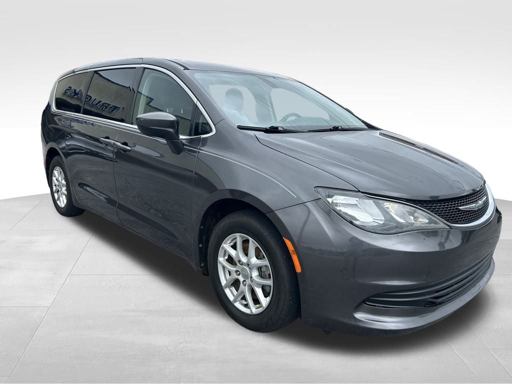 2017 Chrysler Pacifica LX photo 3