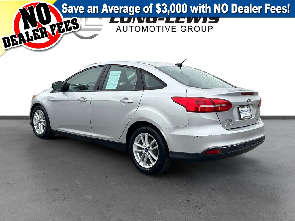 2017 Ford Focus SE photo 2