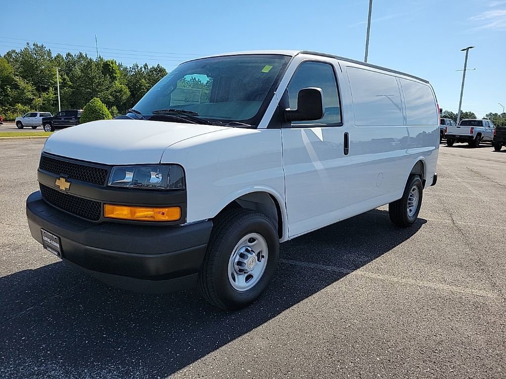 2026 Chevrolet Express 2500 Work Van HD's photo