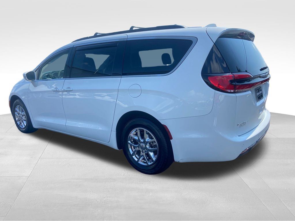 2022 Chrysler Pacifica Touring L photo 2