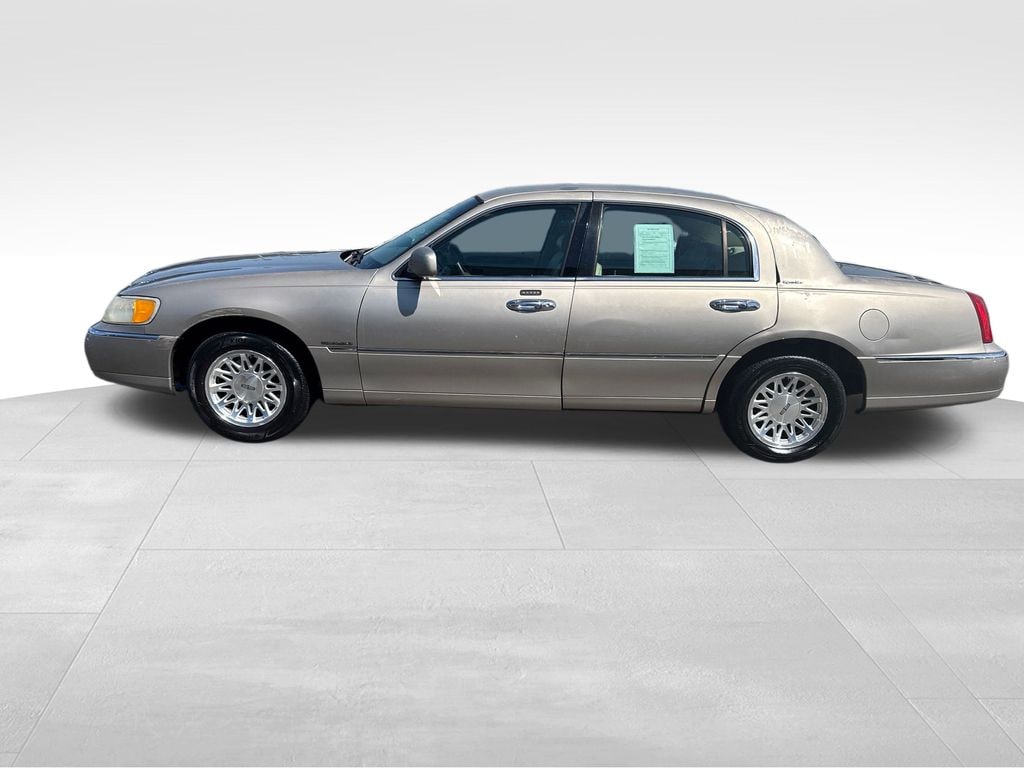Used 1999 Lincoln Town Car SIGNATURE with VIN 1LNHM82W8XY706597 for sale in Cullman, AL