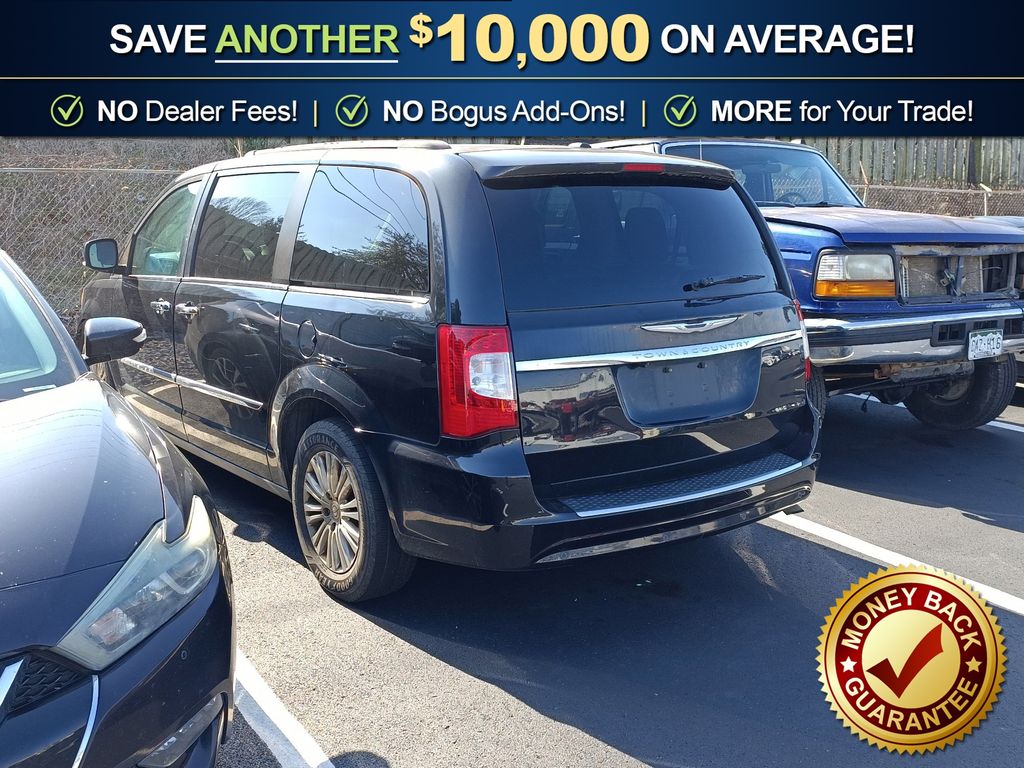 2015 Chrysler Town & Country photo 2