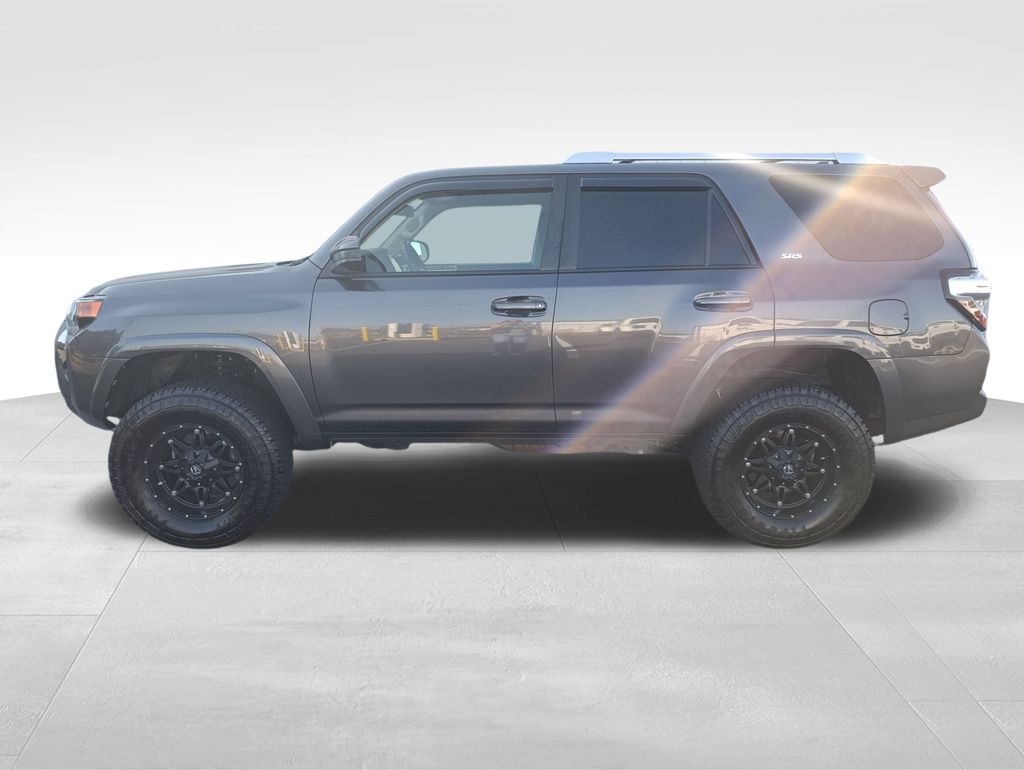 2018 Toyota 4Runner SR5 photo 2