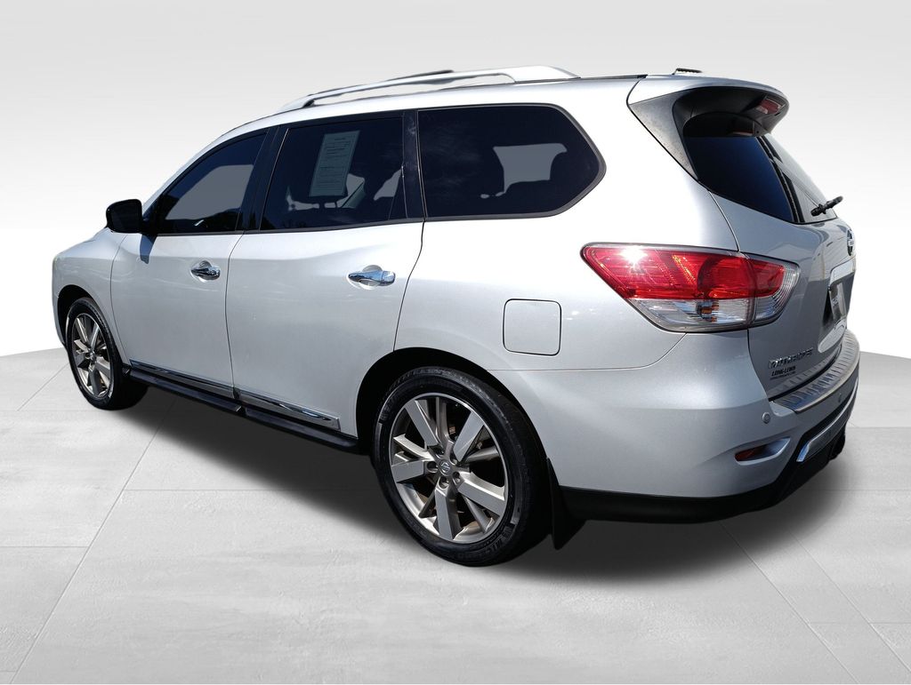 2015 Nissan Pathfinder Platinum photo 2