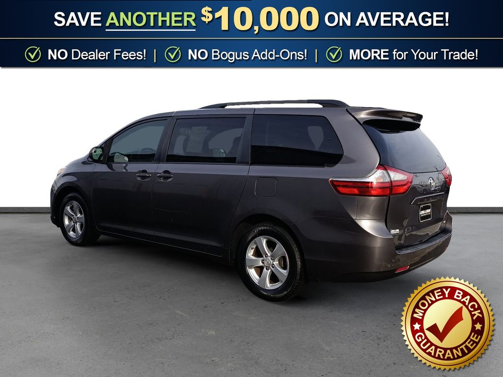 2017 Toyota Sienna LE photo 3