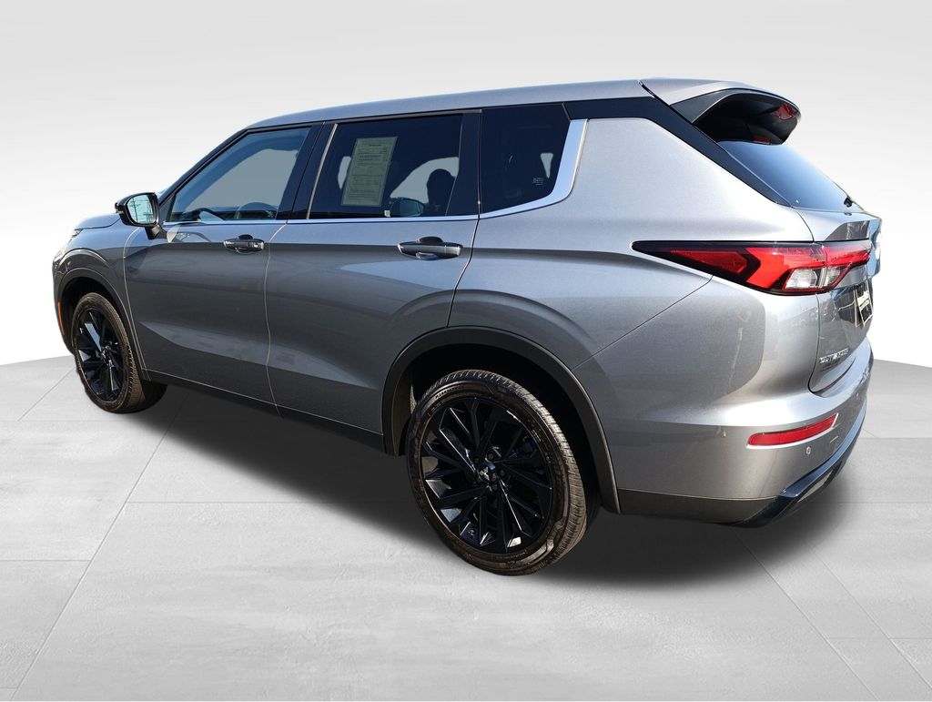 2024 Mitsubishi Outlander SE photo 2