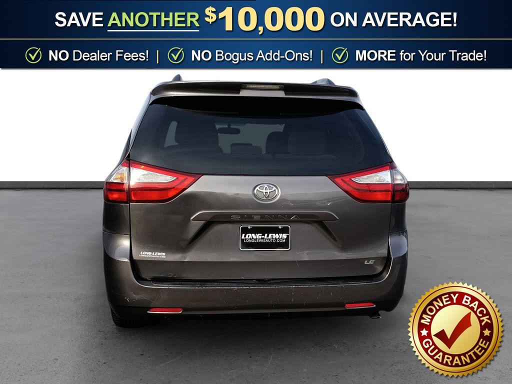 2017 Toyota Sienna LE photo 4