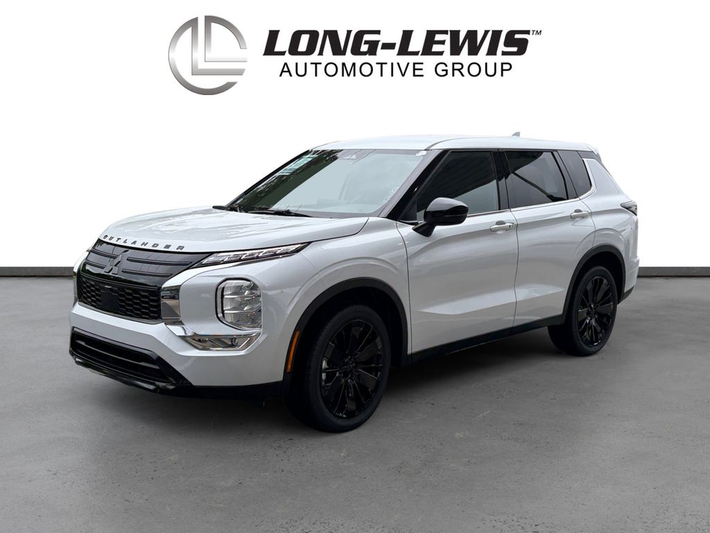 2026 Mitsubishi Outlander LE FWD's photo