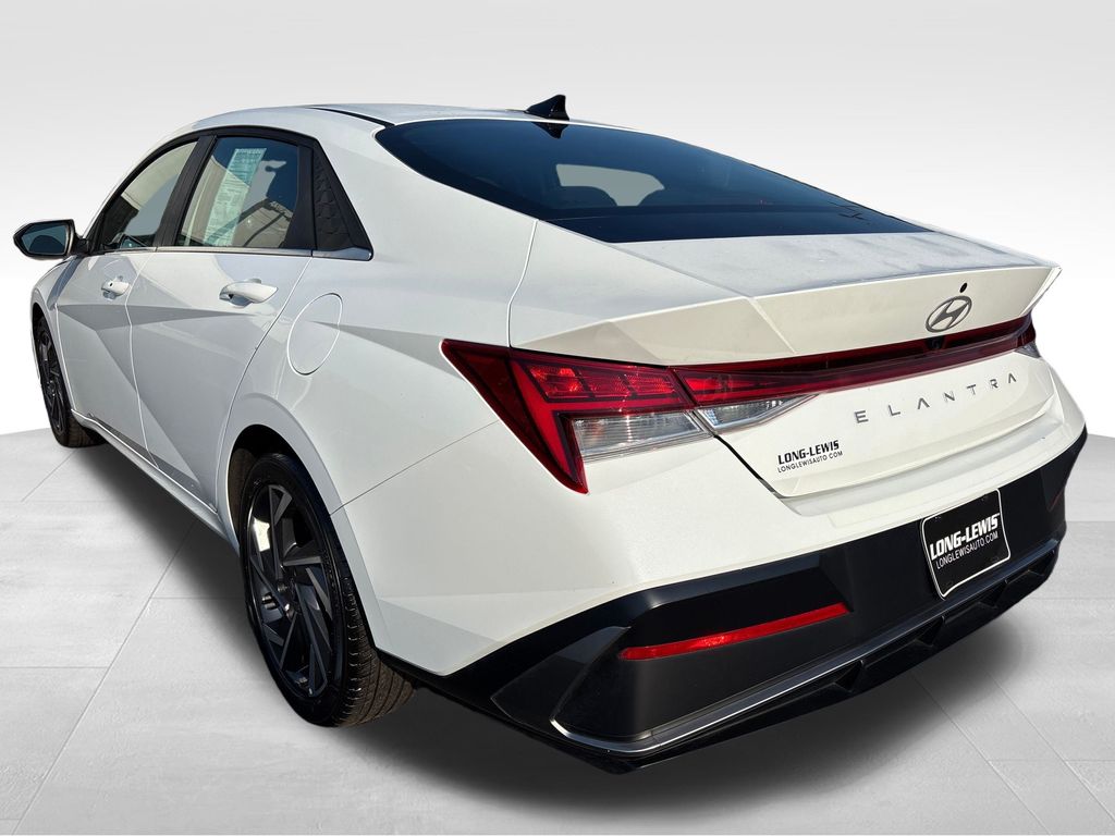 2024 Hyundai Elantra SEL Convenience photo 3