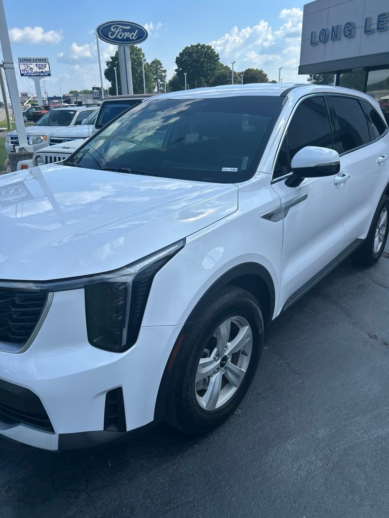 2025 Kia Sorento LX AT's photo