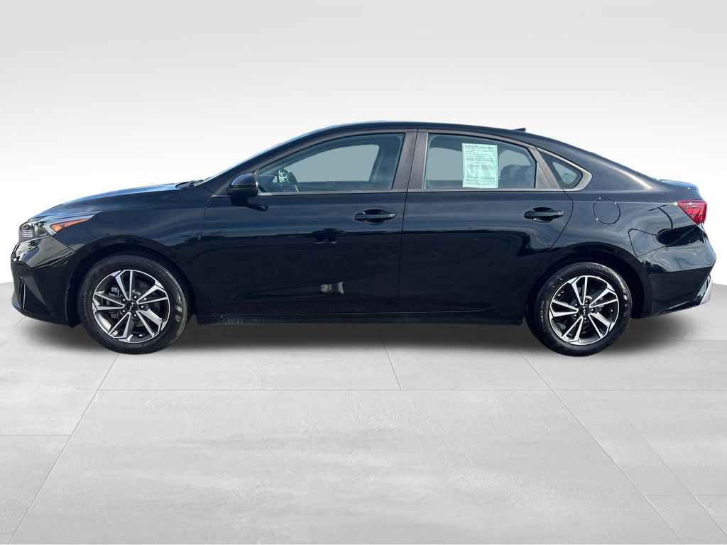 2024 Kia Forte LXS photo 2