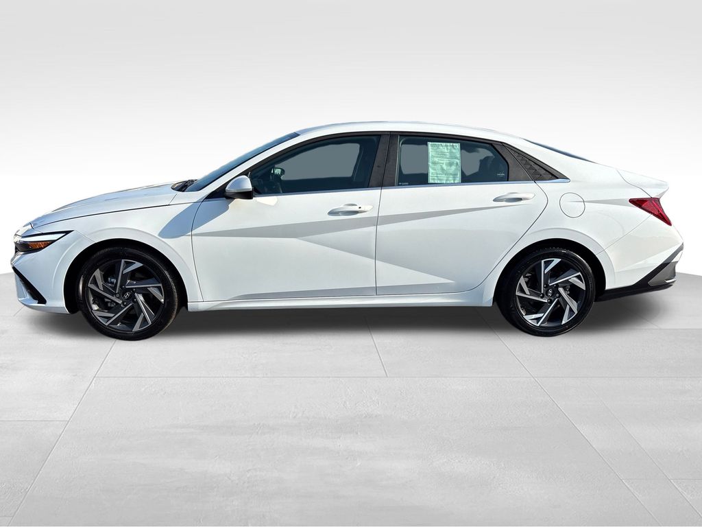 2024 Hyundai Elantra SEL Convenience photo 2