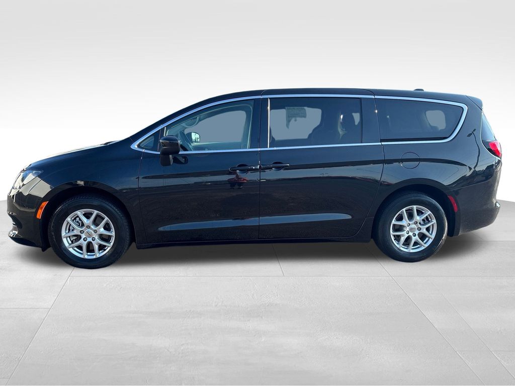 2023 Chrysler Voyager LX photo 2