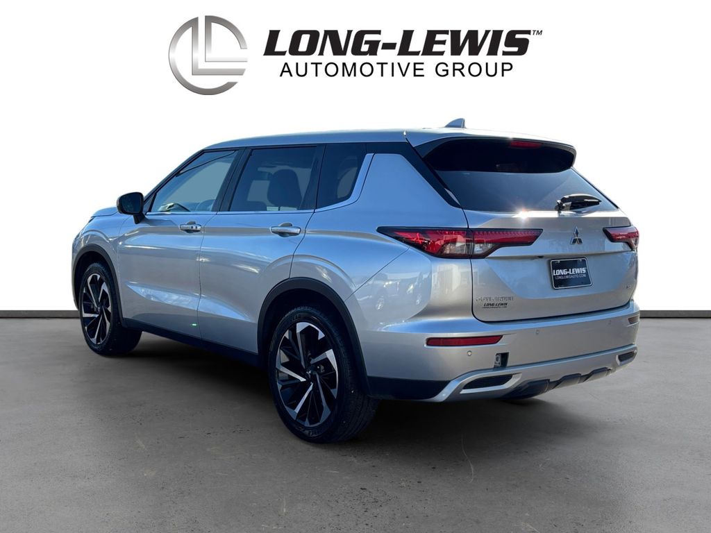 2023 Mitsubishi Outlander SE photo 3