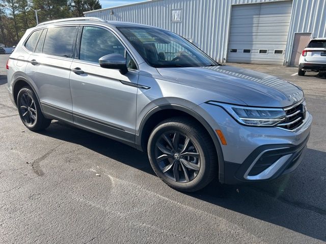 2024 Volkswagen Tiguan SE Wolfsburg Edition photo 3