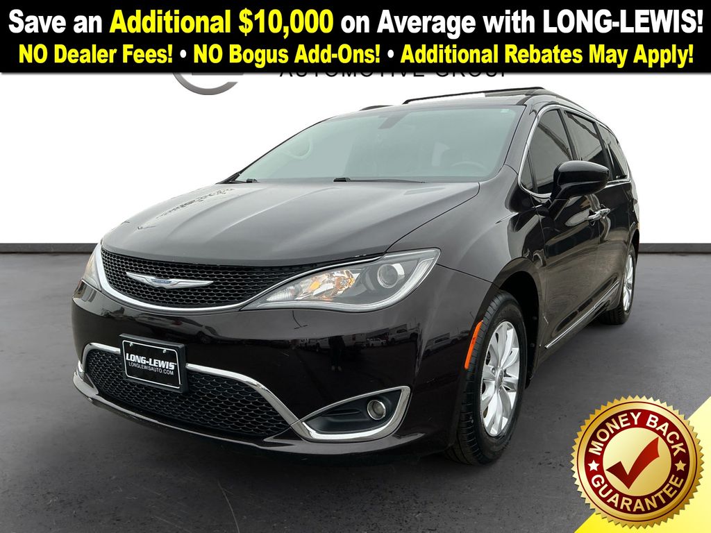 2017 Chrysler Pacifica Touring-L's photo