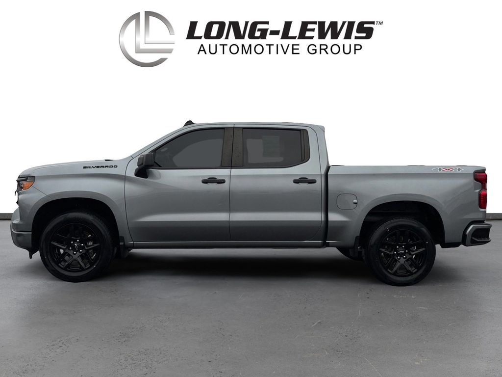 2023 Chevrolet Silverado 1500 Custom photo 2