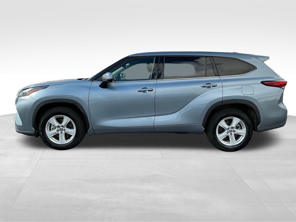 2022 Toyota Highlander LE photo 2