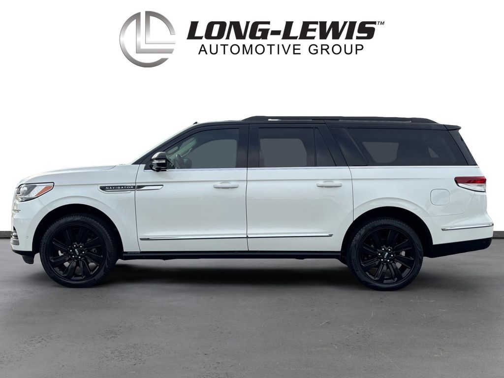 2023 Lincoln Navigator Black Label photo 2