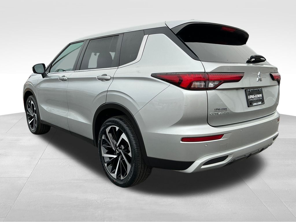 2022 Mitsubishi Outlander SE photo 3