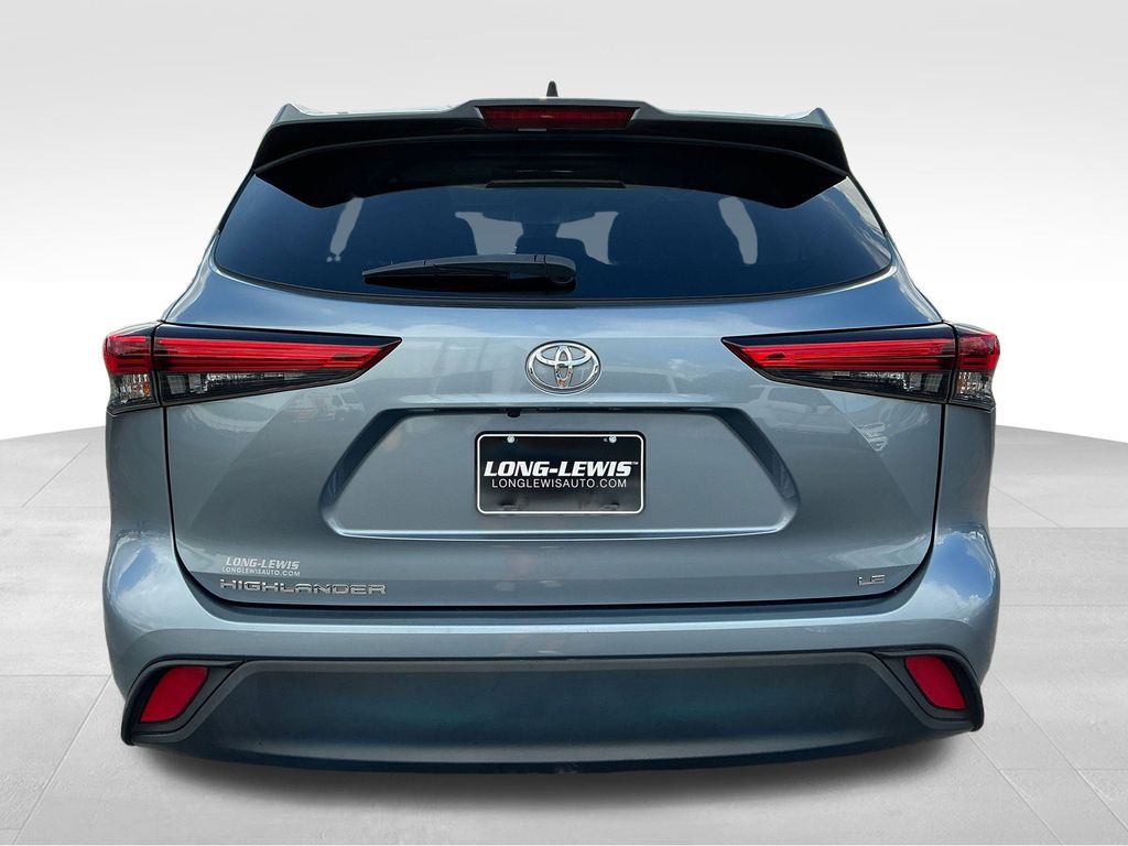 2022 Toyota Highlander LE photo 4